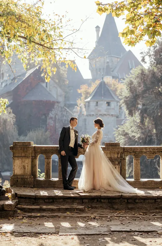 Novios en una terraza de piedra