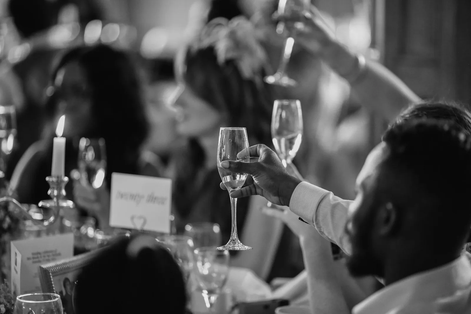 Brindis en blanco y negro