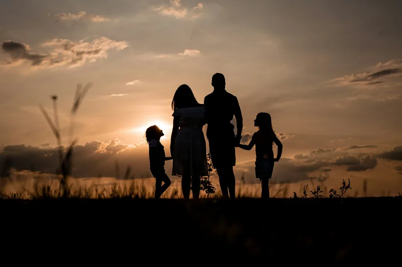 Silueta de una familia al atardecer