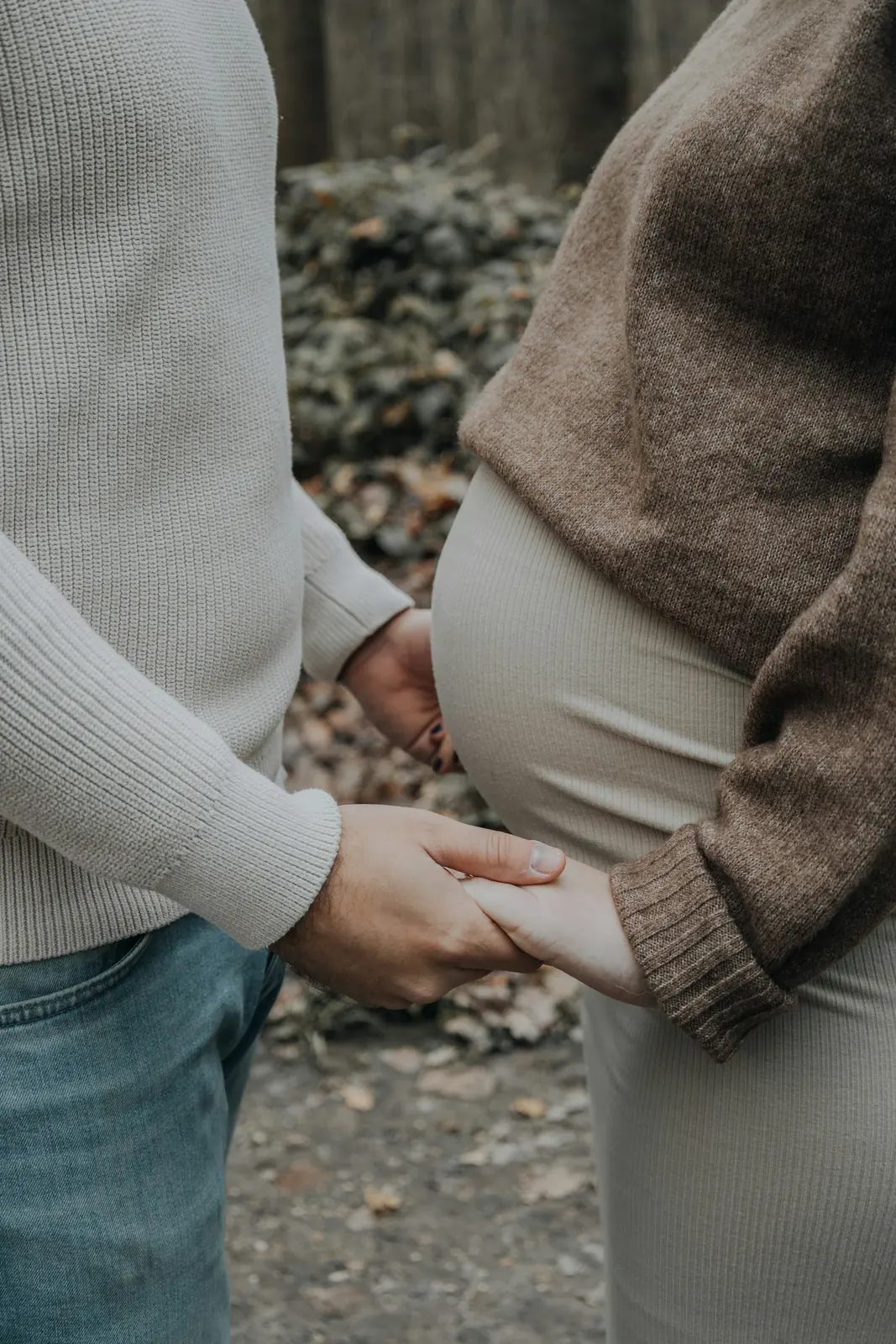 Manos de la pareja sobre la panza
