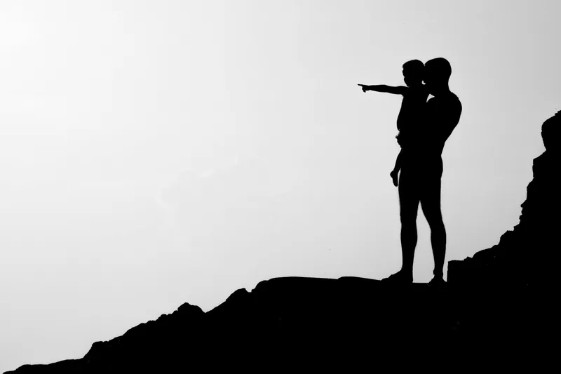 Silueta de padre con su hijo en brazos
