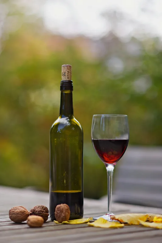 Botella y copa de vino tinto