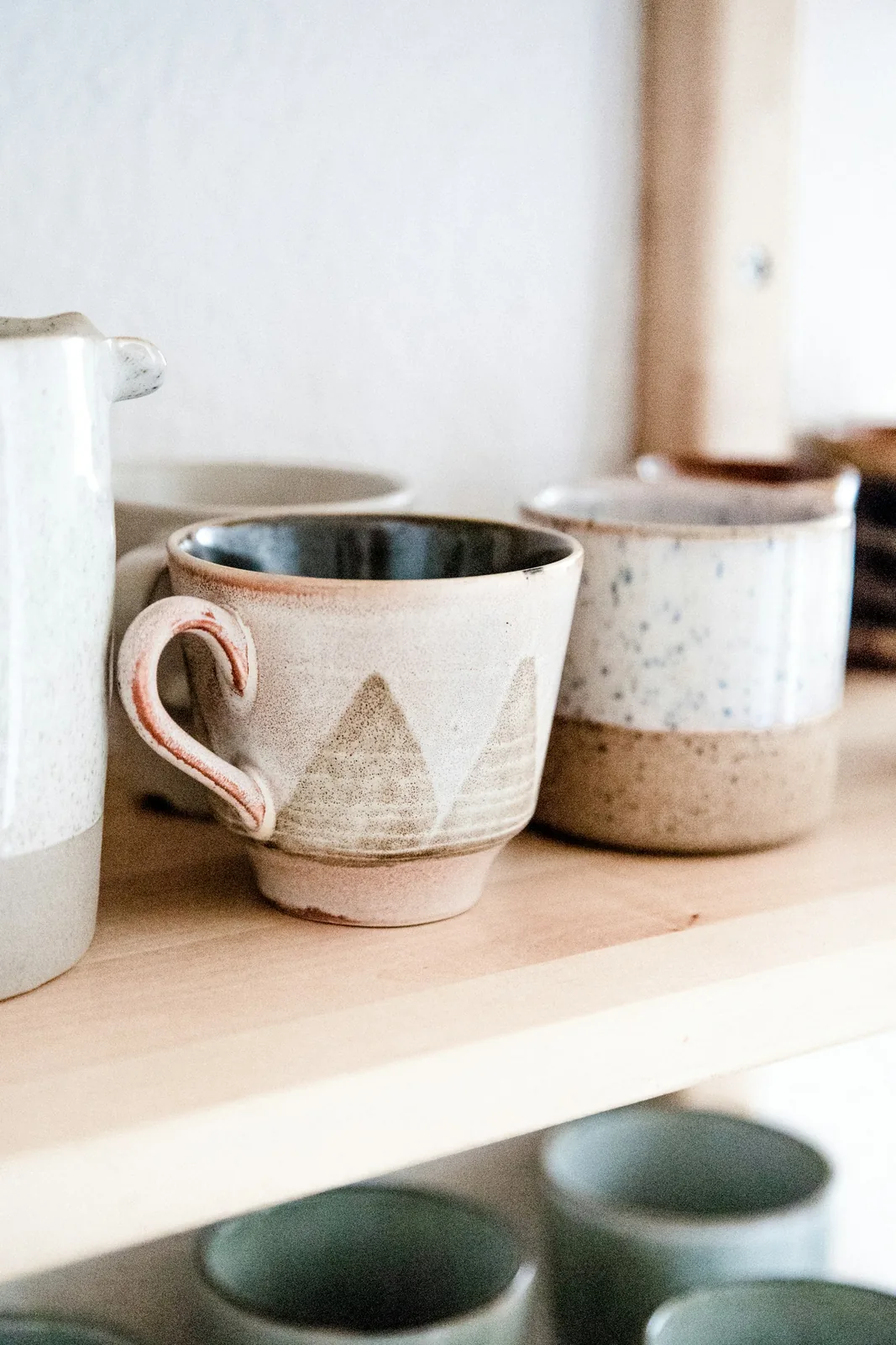 Tazas de cerámica en un estante