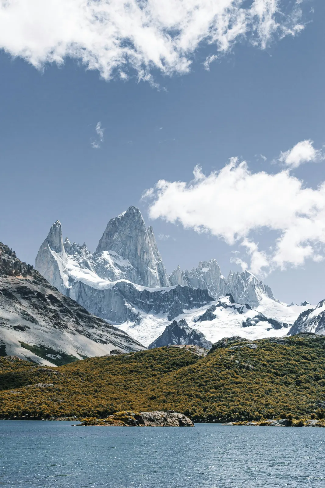 Cerro nevado sobre un lago