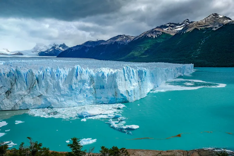 Glaciar sobre el lago