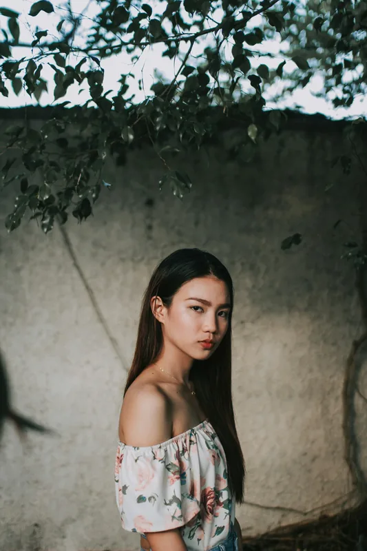 Retrato de mujer junto a un muro